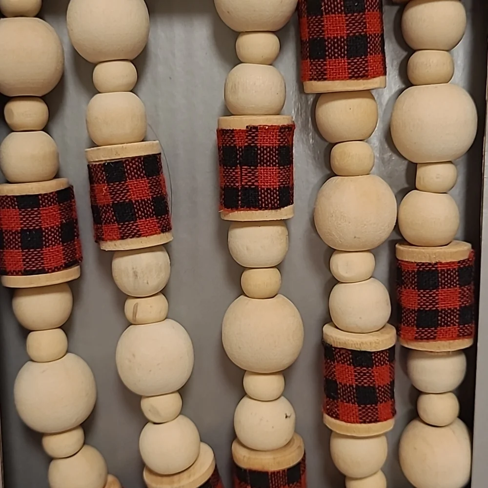 NWOT Holiday Time Natural Wood and Plaid Bead Garland